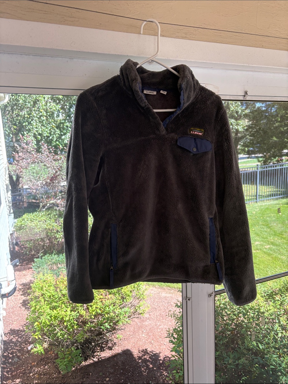 L.L. Bean women’s Charcoal Gray Puffer-Style Fleece Pullover with Navy Trim